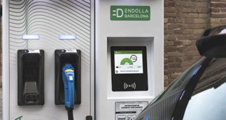 Punto de carga de coches eléctricos Endolla Barcelona / AJUNTAMIENTO BCN Punto de carga de coches eléctricos Endolla Barcelona / AJUNTAMIENTO BCN