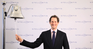John Elkann, presidente de Stellantis, toca la campana de la Bolsa de Milán