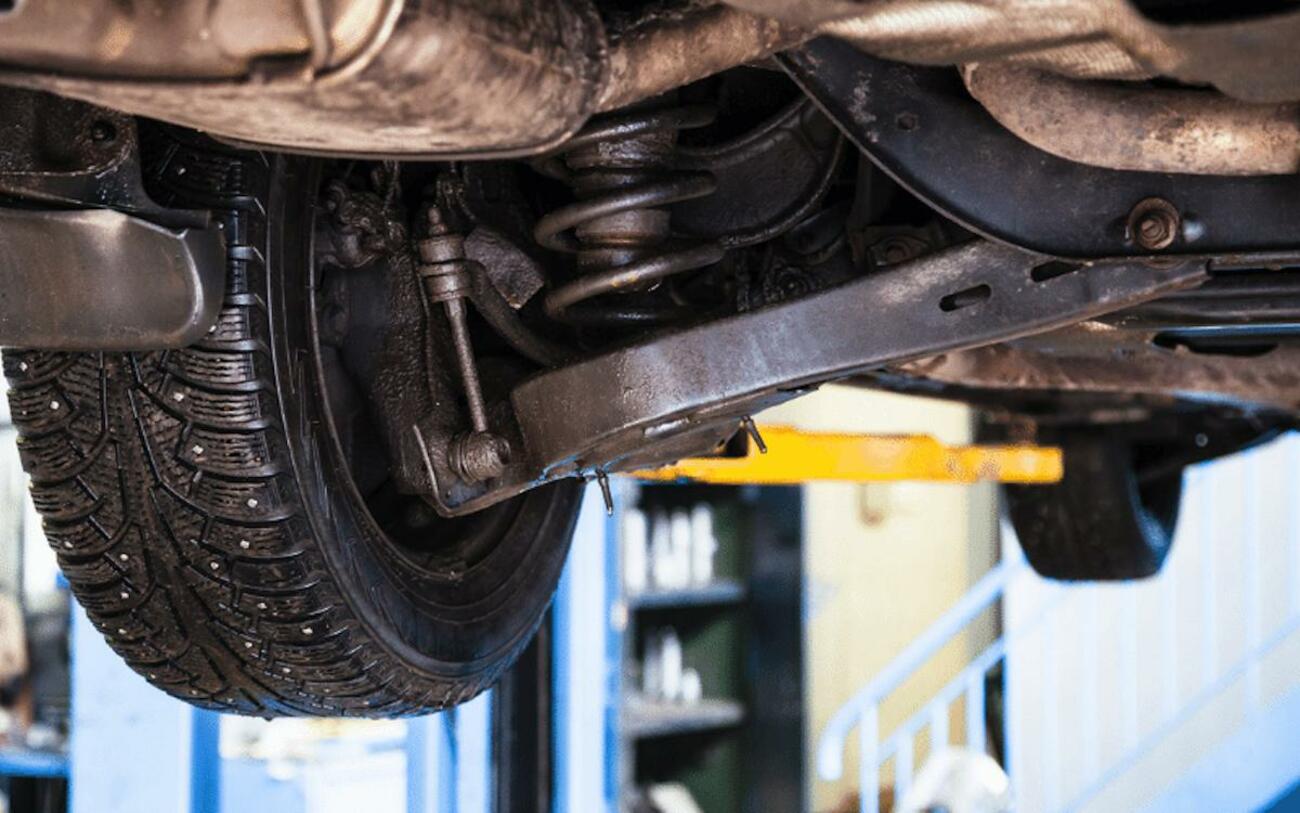 Amortiguadores de un coche en revisión