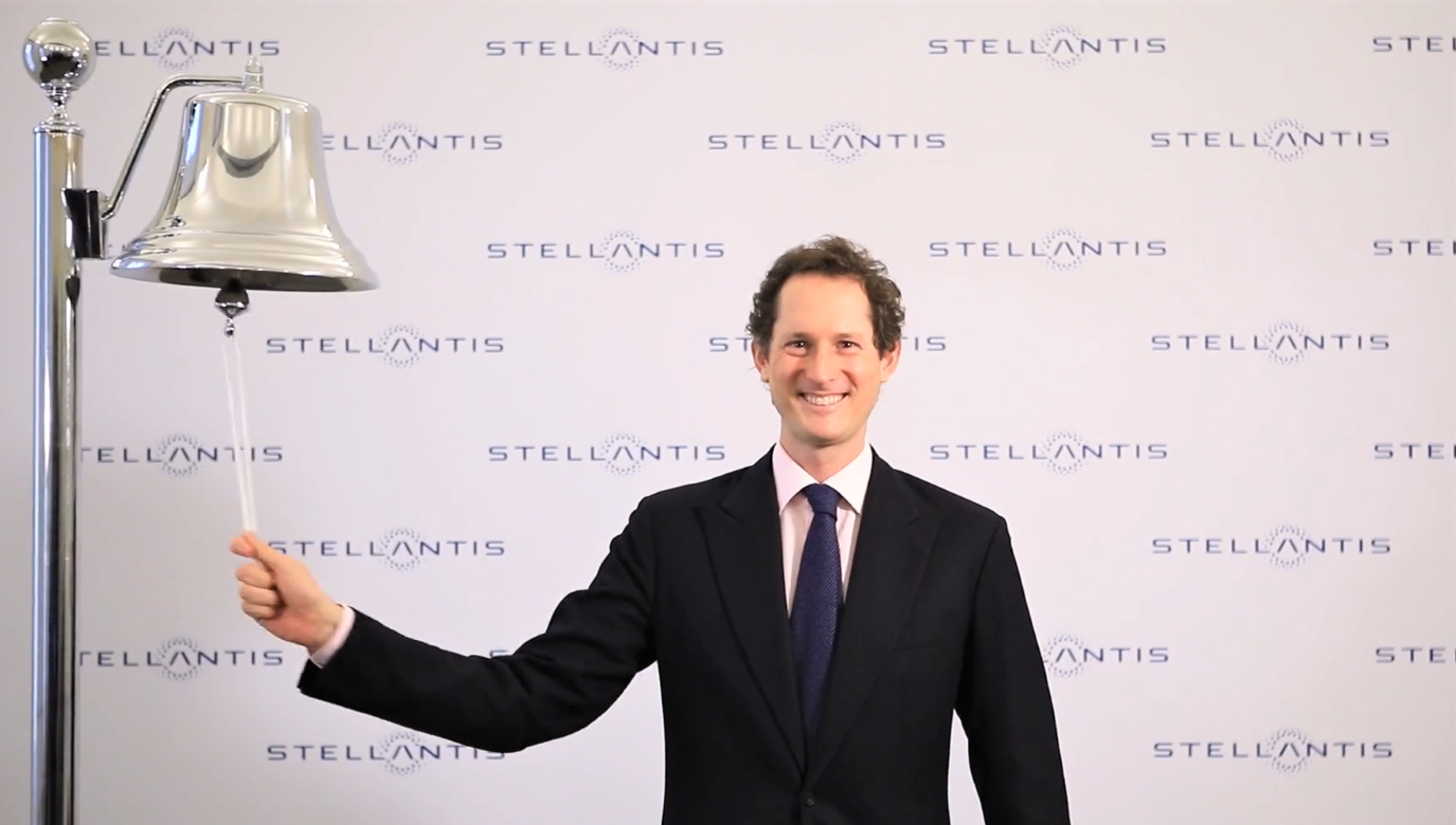 John Elkann, presidente de Stellantis, toca la campana de la Bolsa de Milán John Elkann, presidente de Stellantis, toca la campana de la Bolsa de Milán