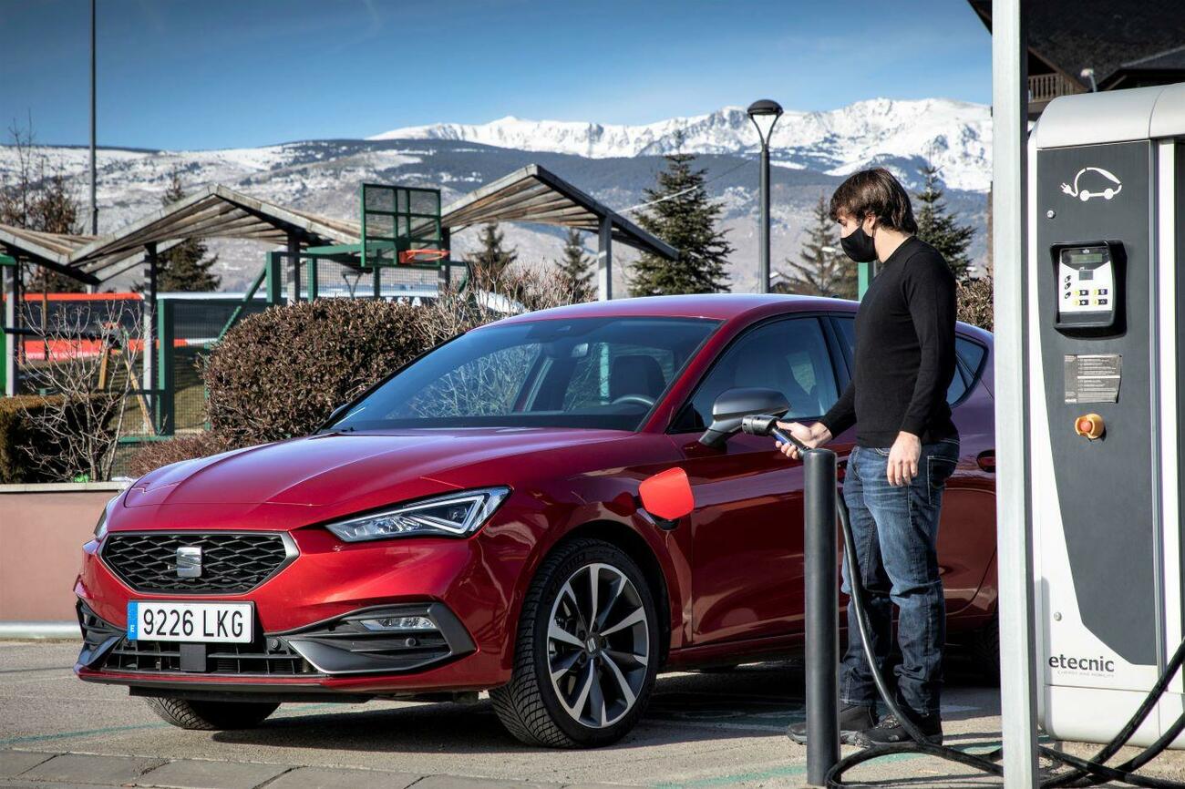 El Seat León híbrido en un paisaje de invierno / SEAT