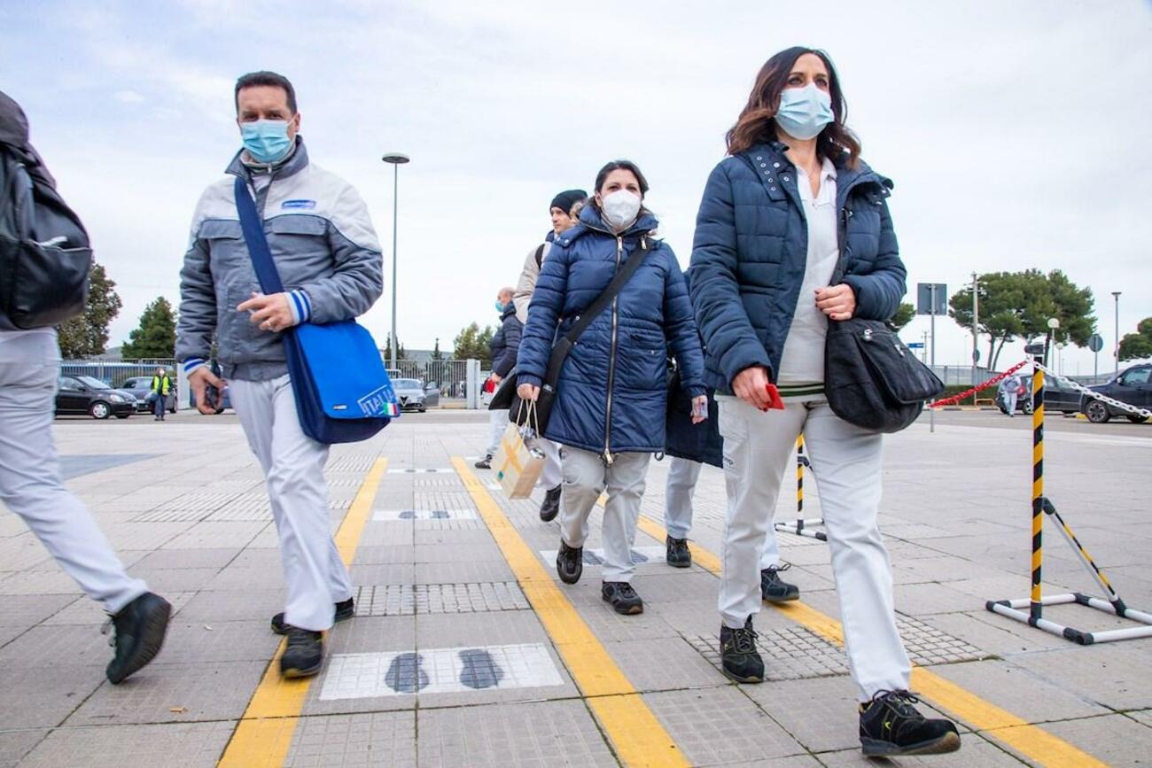 Trabajadores de la fábrica de Stellantis de Melfi / EFE / EPA / TONY VECE Trabajadores de la fábrica de Stellantis de Melfi / EFE / EPA / TONY VECE