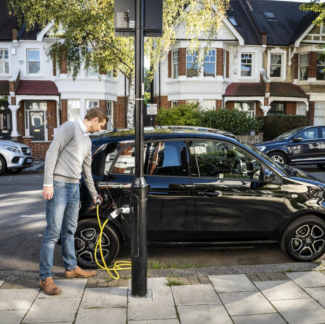 Punto de carga de coches eléctricos de Ubitricity en una farola / UBITRICITY Punto de carga de coches eléctricos de Ubitricity en una farola / UBITRICITY