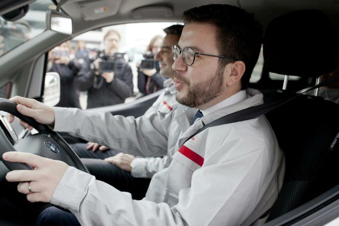 Pere Aragonès, con la chaquetilla de empleado de Nissan en la planta de Barcelona