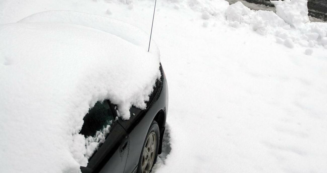 Coche cubierto por la nieve