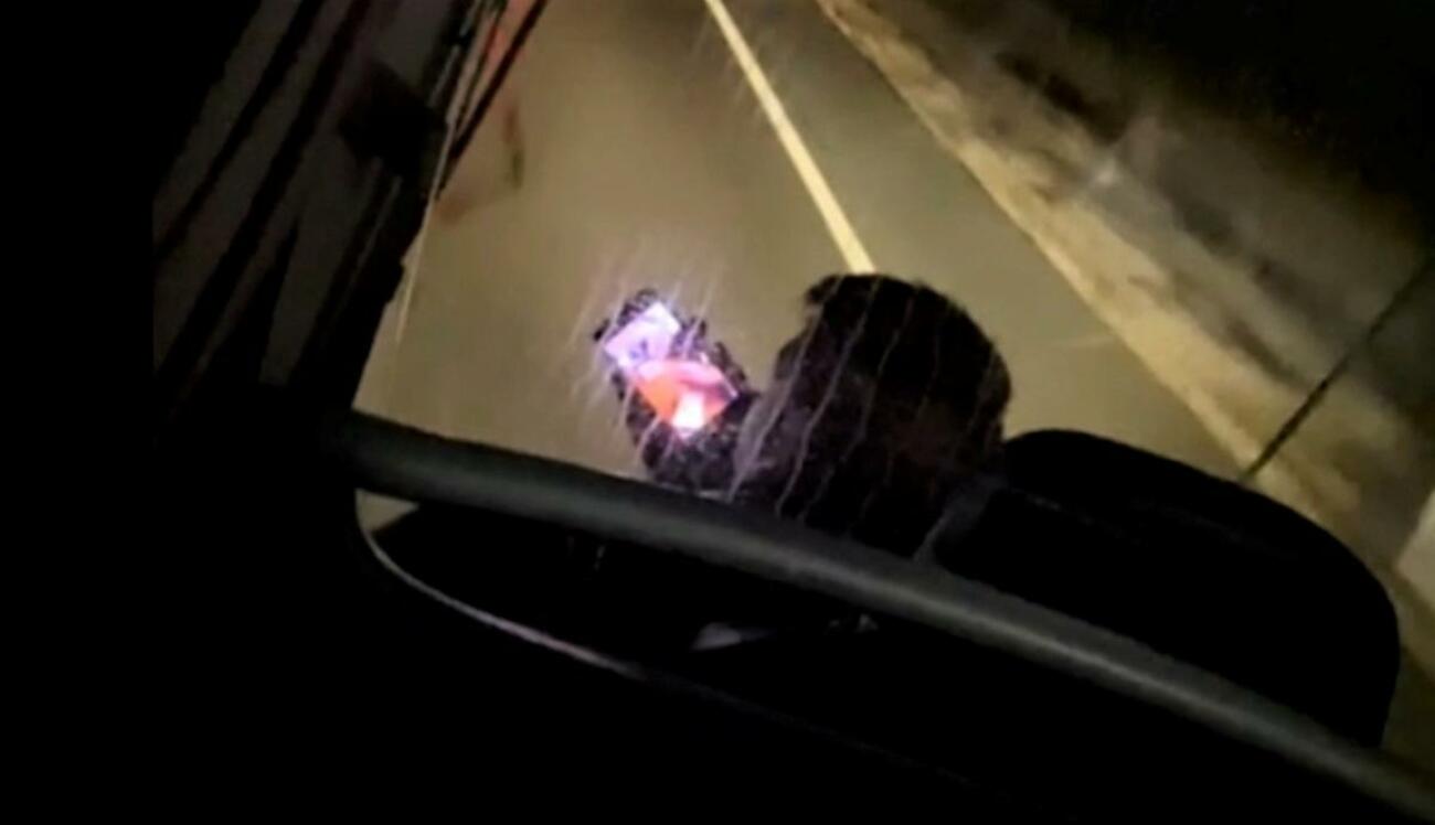 Conductor de bus pillado con el teléfono móvil / GUARDIA CIVIL