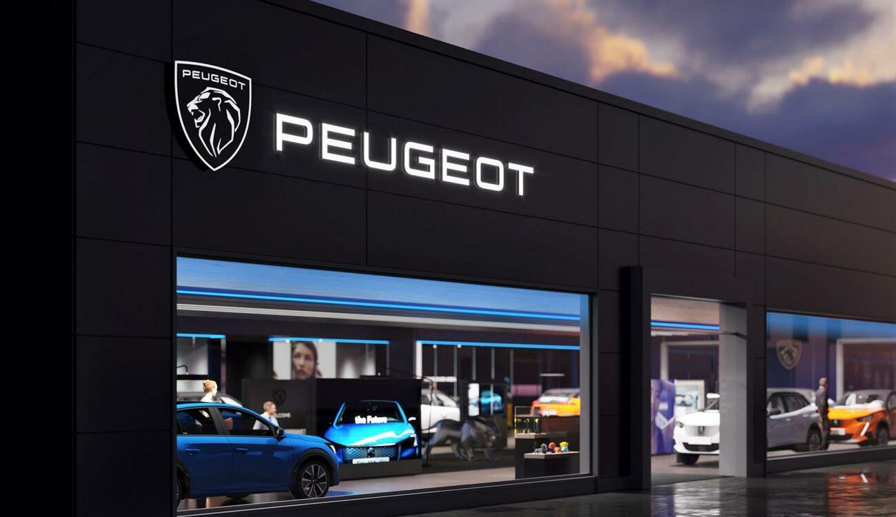 El nuevo símbolo de Peugeot en un concesionario / PEUGEOT El nuevo símbolo de Peugeot en un concesionario / PEUGEOT