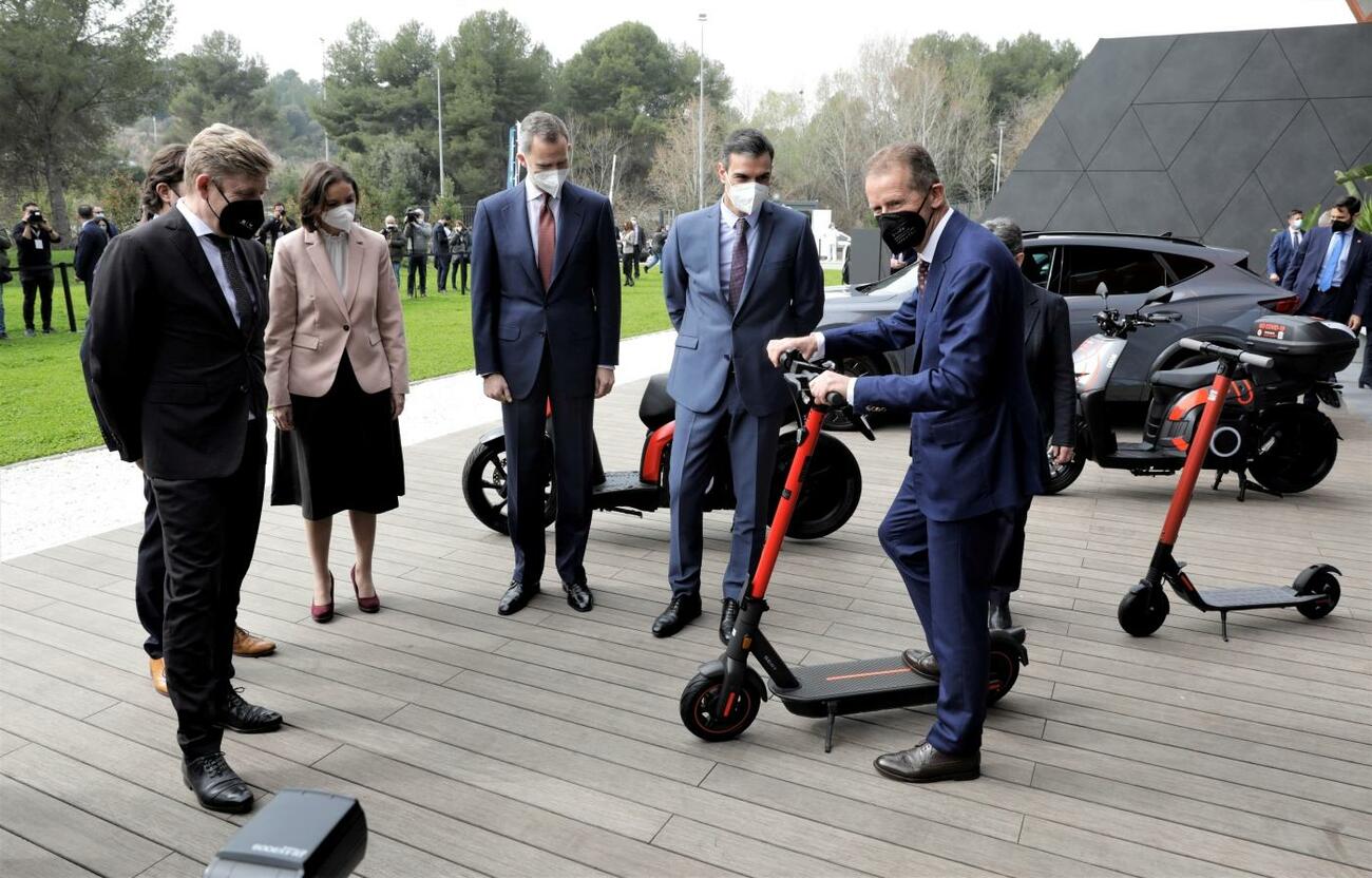El Rey, Pedro Sánchez, Reyes Maroto y Wayne Griffiths observan a Herbert Diess (VW) / SEAT