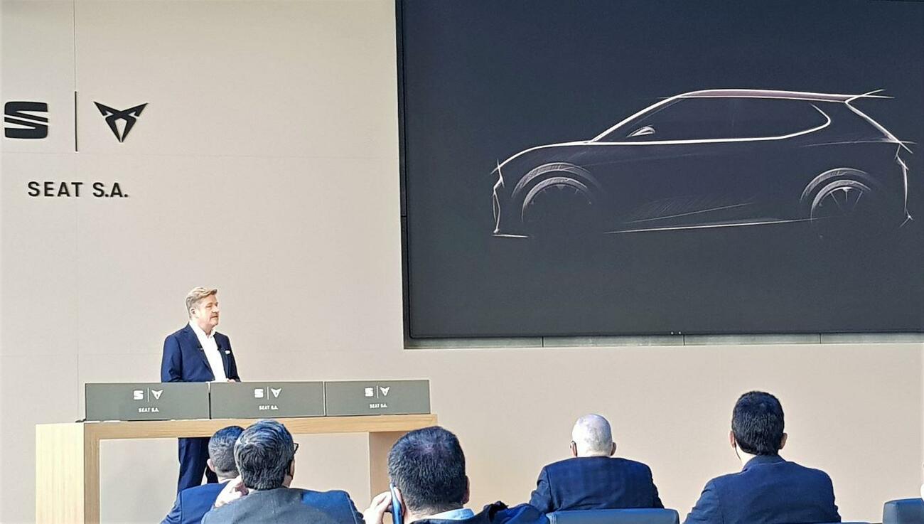 El presidente de Seat, Wayne Griffiths, junto al nuevo eléctrico urbano