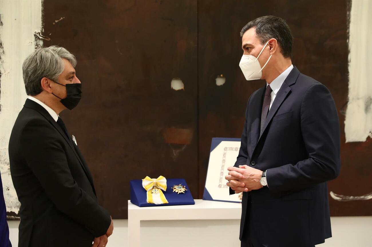 Luca de Meo recibe la orden de Isabel la Católica de manos de Pedro Sánchez / RENAULT