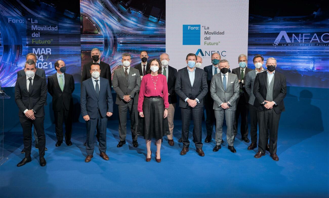 Fabricantes de automóviles y la ministra Reyes Maroto en el foro de movilidad de Anfac