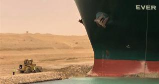 Buque portaconedores embarrancado en el canal de Suez / SUEZ CANAL AUTHORITY / DPA / EP