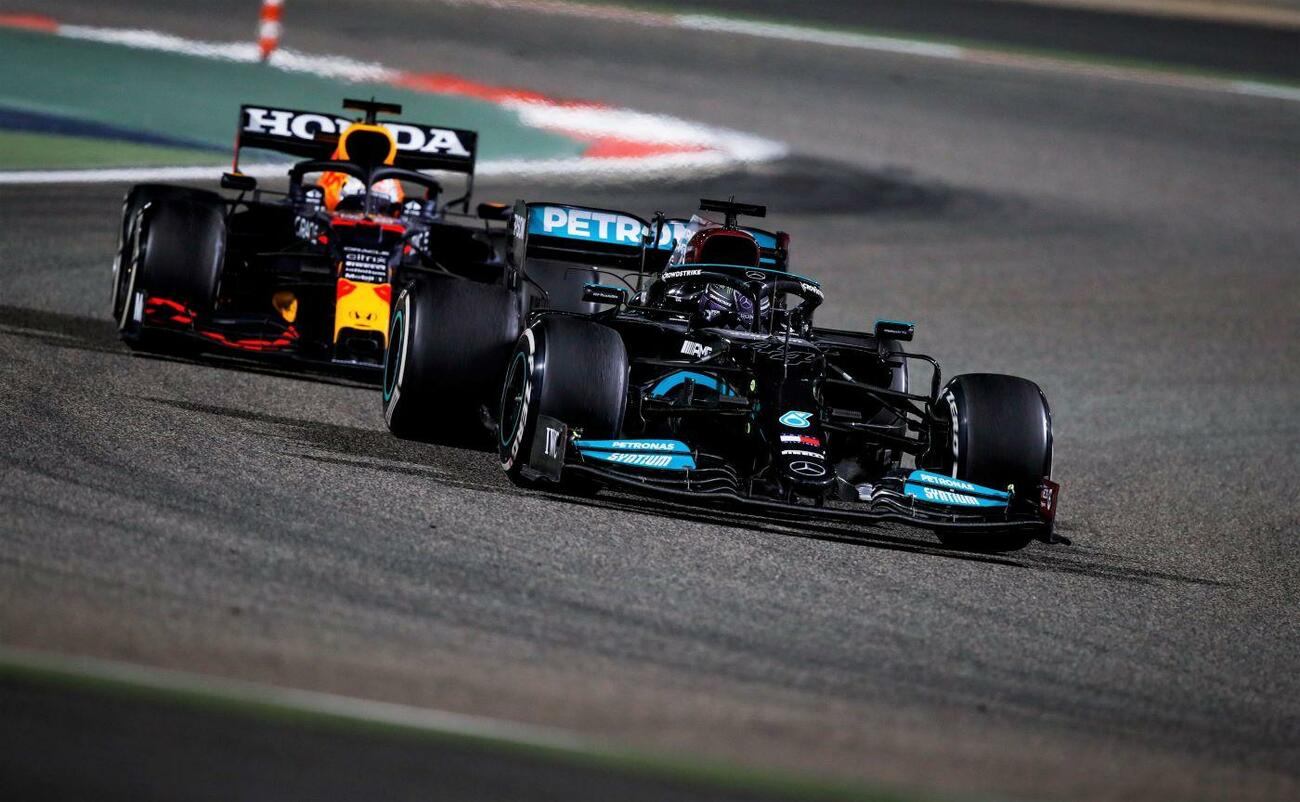Verstappen persigue a Hamilton en el GP de F1 de Bahrein /  FORENT GOODEN / AFP7 / EP