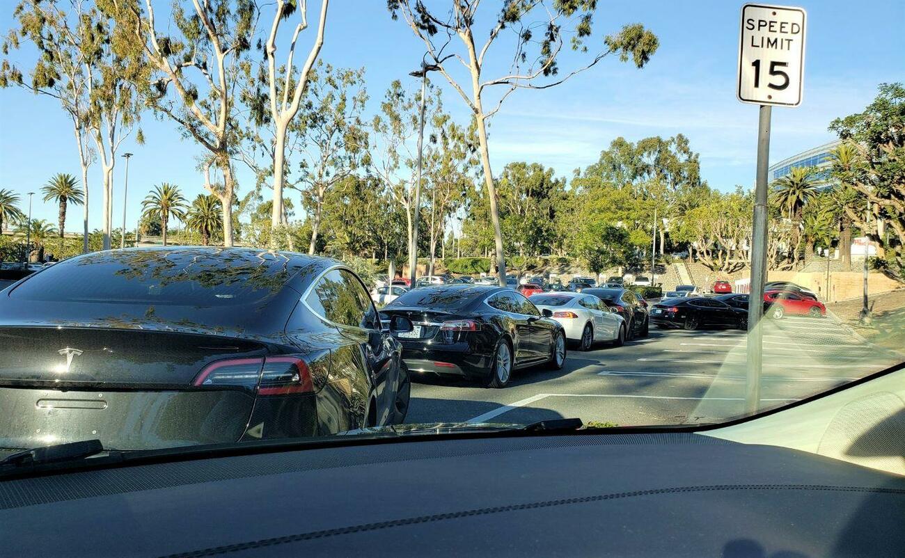 Cola de coches eléctricos de Tesla esperando para cargar / ALEX QUILICI Cola de coches eléctricos de Tesla esperando para cargar / ALEX QUILICI