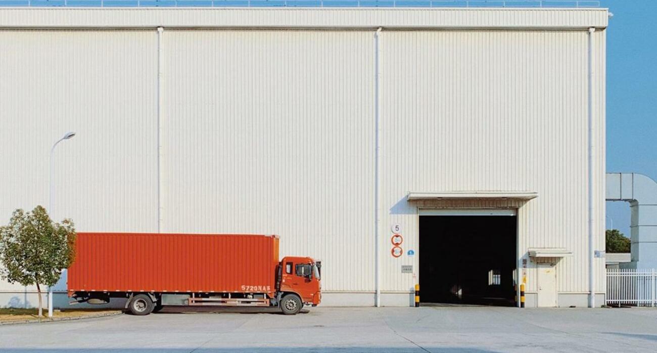 Camion en un polígono industrial