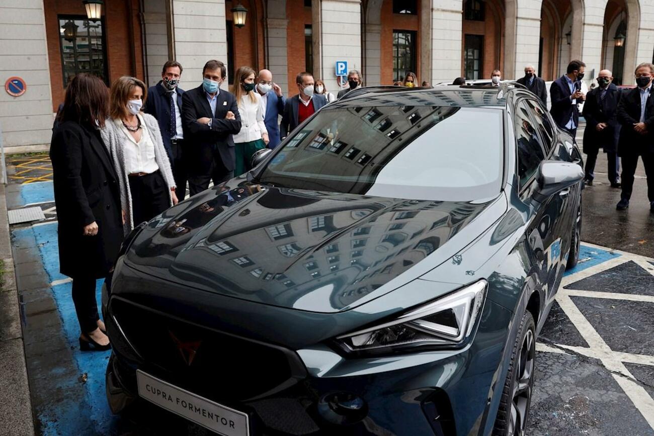 Teresa Ribera observa el Cupra Formentor híbrido antes de presentar el Moves 3 / EFE