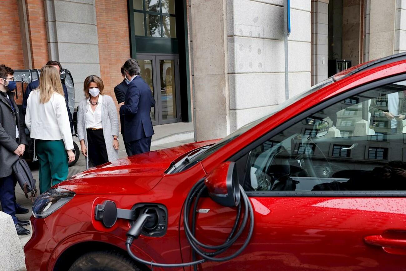 Teresa Ribera observa varios modelos electrificados antes de presentar el Moves 3 / EFE