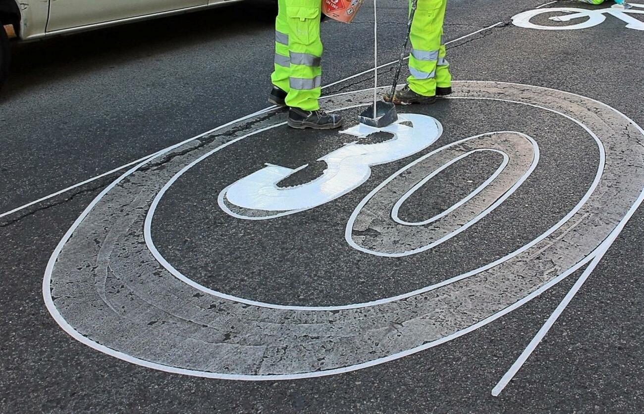 Pintado de una zona con velocidad limitada a 30 kilómetro por hora en Getafe / JUANRAMON-MAIKEL / EP Pintado de una zona con velocidad limitada a 30 kilómetro por hora en Getafe / JUANRAMON-MAIKEL / EP