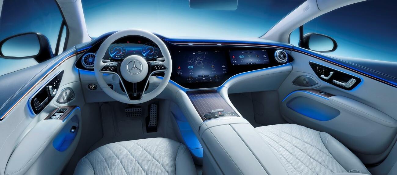 Interior del Mercedes EQS con su pantalla en todo el salpicadero Interior del Mercedes EQS con su pantalla en todo el salpicadero
