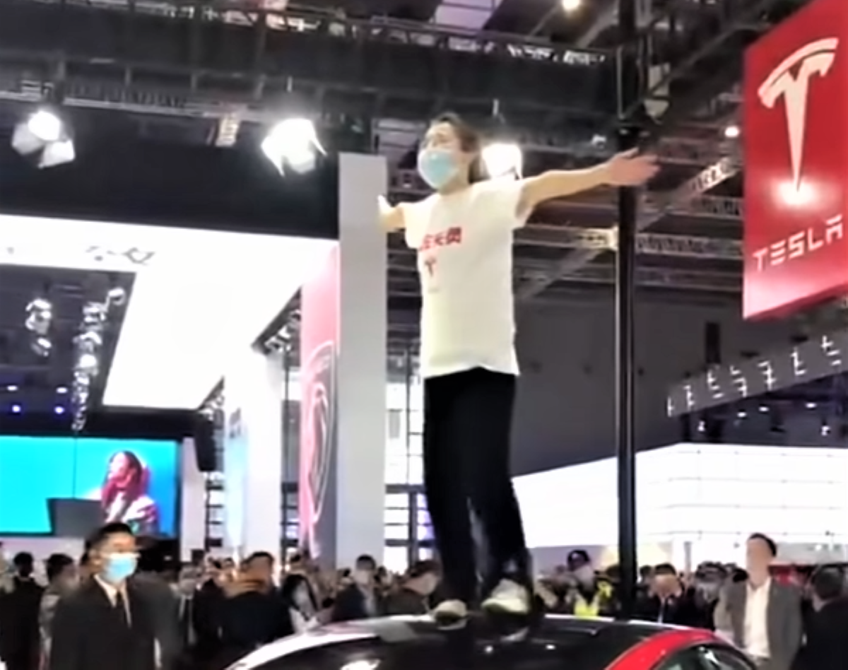 Protesta de una clienta de Tesla en el Auto Shanghai