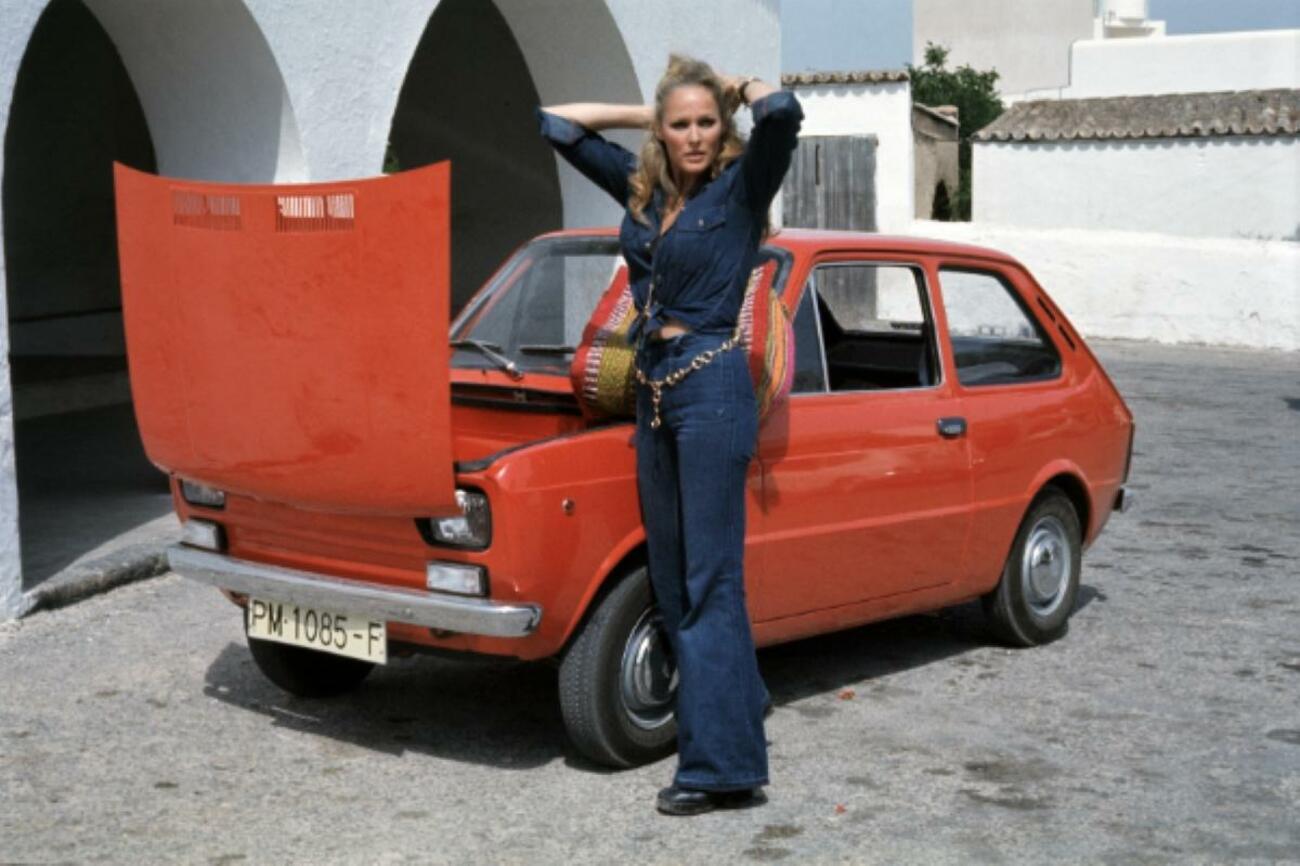 Ursula Andress con un Seat 133 en Mallorca / SEAT