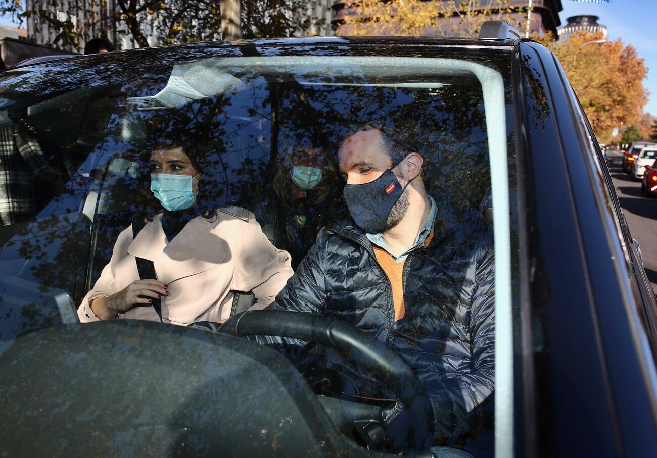 Isabel Díaz Ayuso comparte coche con Pablo Casado en una protesta / EDUARDO PARRA / EUROPA PRESS