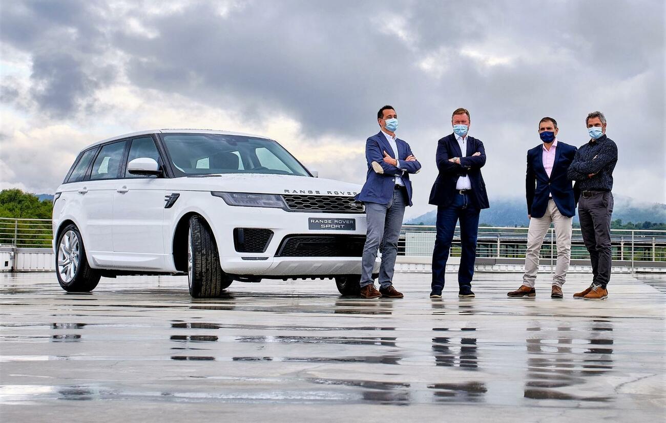 Ronald Koeman recibe el Renge Rover Sport / AUTO PLA VIC