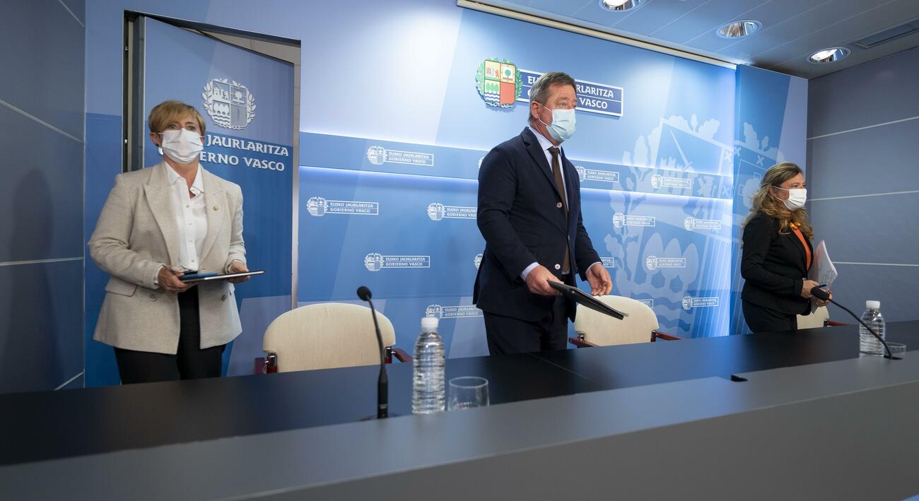 El portavoz del Gobiermo Vasco, Bingen Zupiria, junto a las consejeras Arantxa Tapia y Gotzone Sagardui / MIKEL ARRAZOLA / EUROPA PRESS