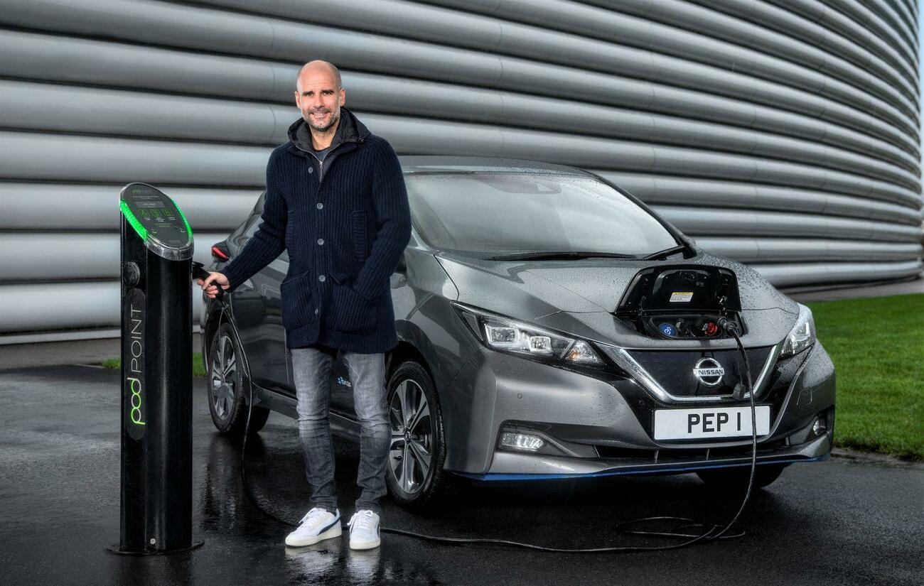 Pep Guardiola con su nuevo Nissan Leaf Pep 1 / NISSAN