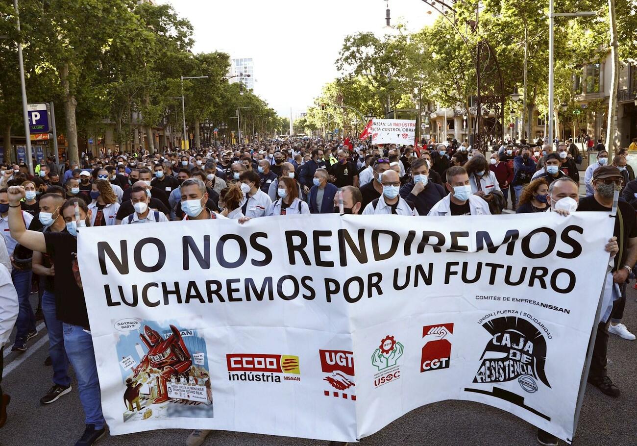 Manifestación de trabajadores de Nissan que exigen la reindustrialización de la planta de Barcelona / EFE / ALEJANDRO GARCÍA Manifestación de trabajadores de Nissan que exigen la reindustrialización de la planta de Barcelona / EFE / ALEJANDRO GARCÍA
