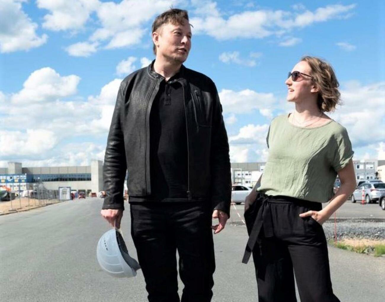 Elon Musk con una fan en Berlín / ANNETT STROER