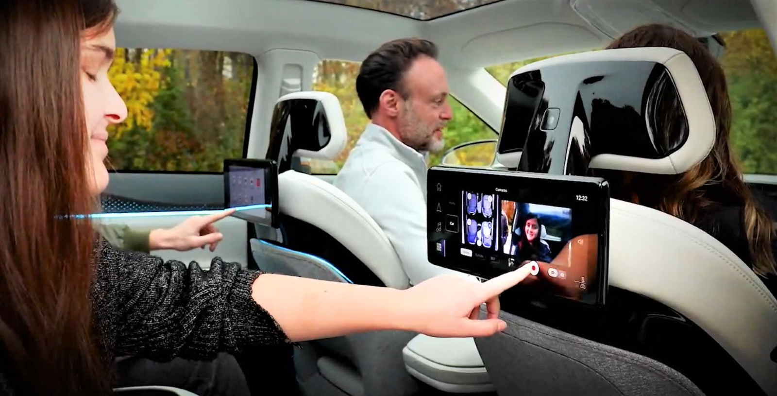 Una muestra de los sistemas de infoentretenimiento de Stellantis y Foxconn