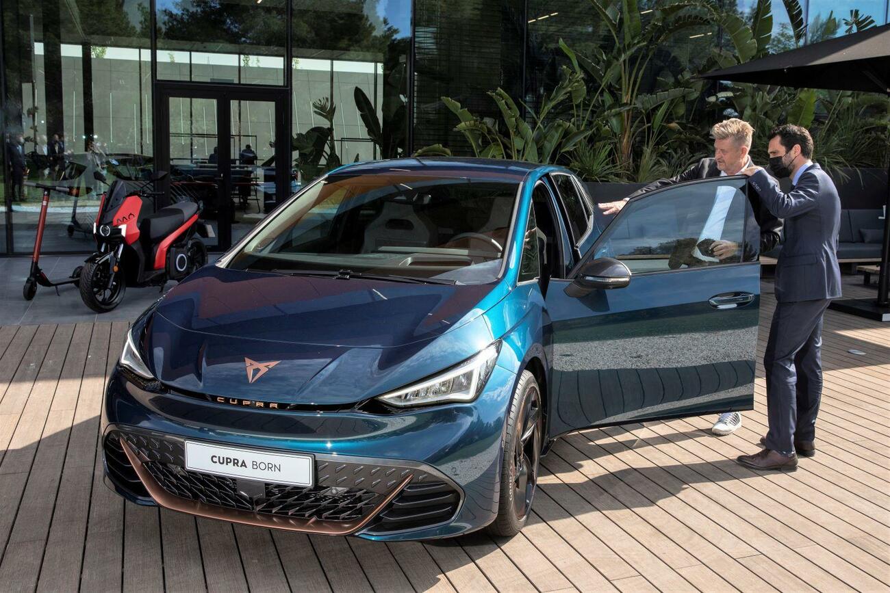 Wayne Griffiths, presidente de Seat, explica el nuevo Cupra Born al consejero Roger Torrent / EMPRESA