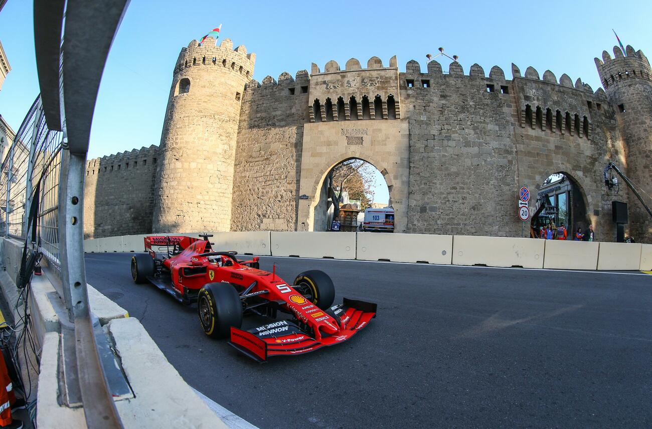 Un coche de Ferrari en el circuito urbano de Bakú / ANTONIN VINCENT / DPP1 / EUROPA PRESS