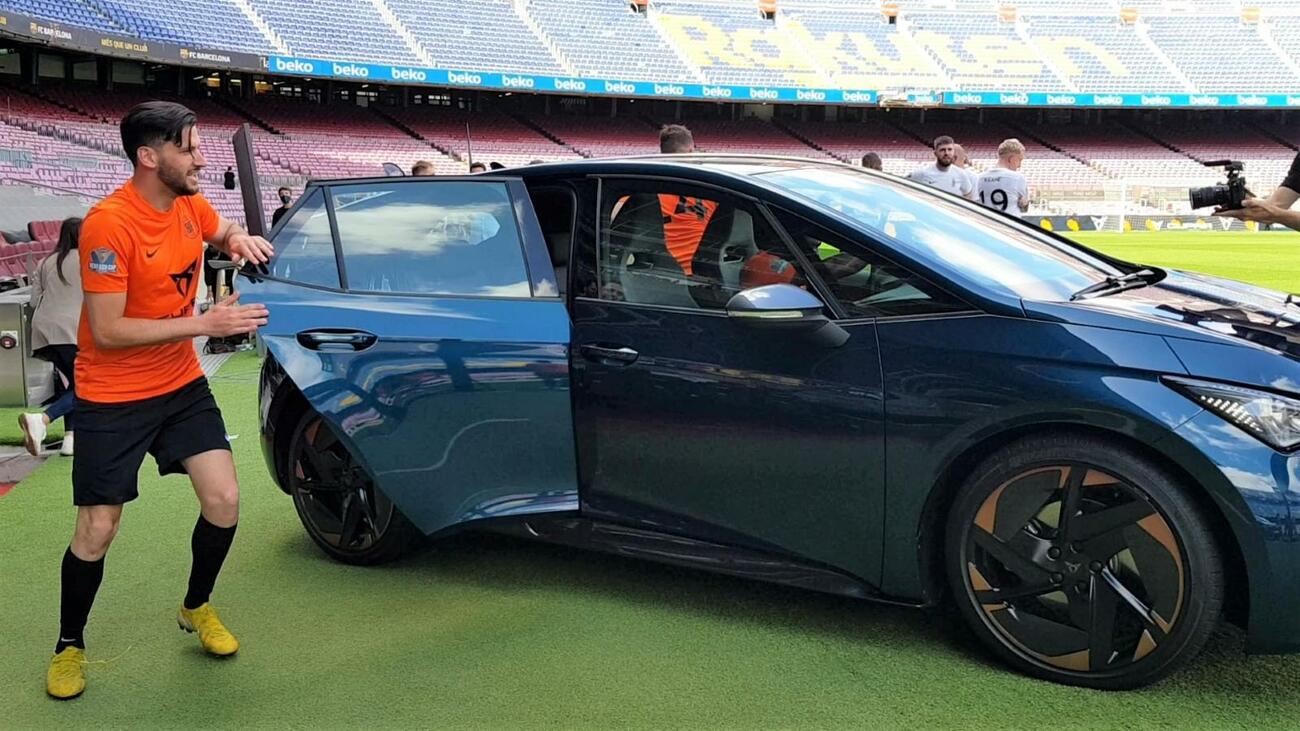 Jugadores junto al Cupra Born en el Camp Nou