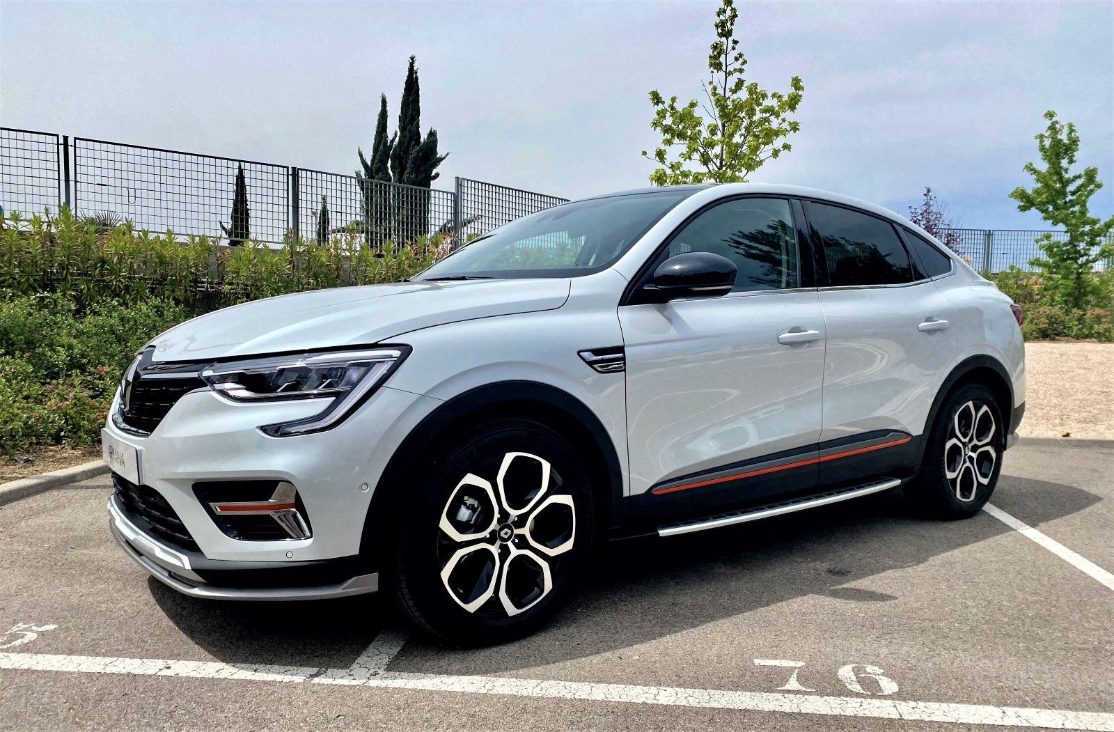 El Renault Arkana llega a España: un SUV coupé híbrido y etiqueta