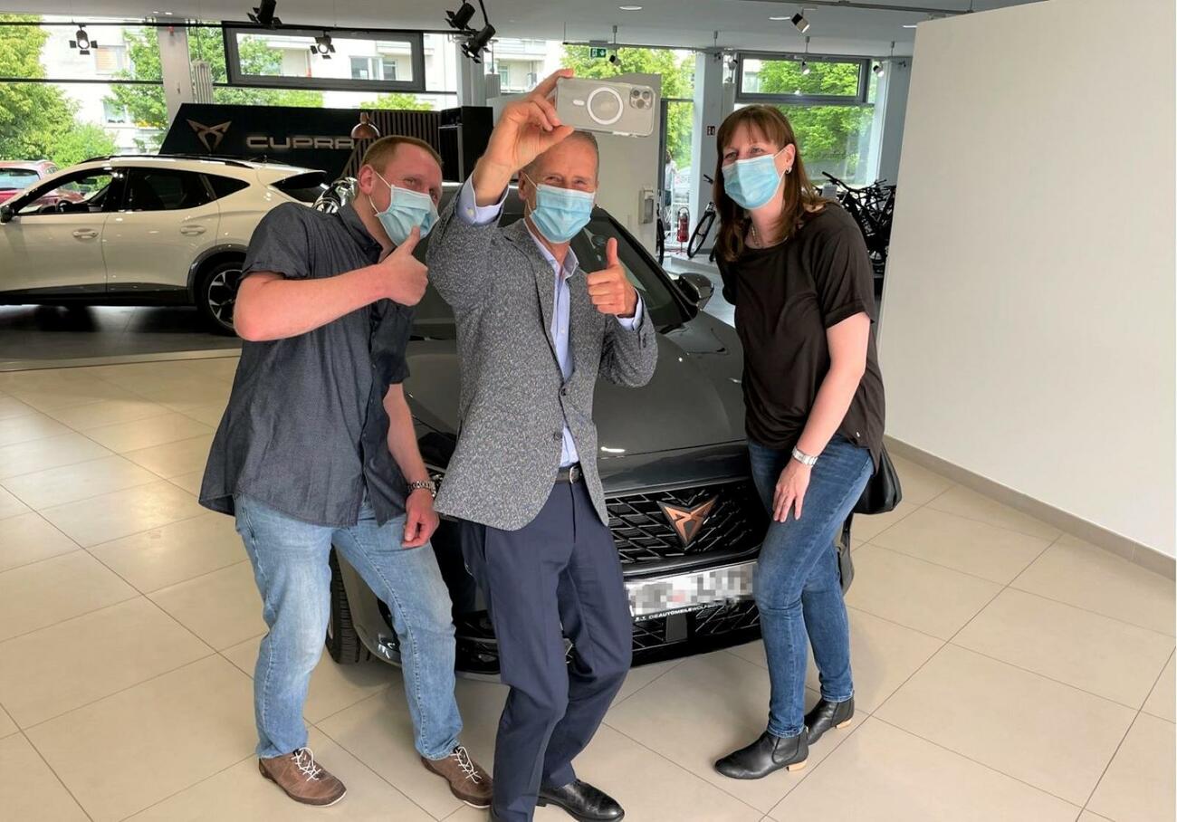 Herbert Diess, presidente de Volkswagen, vende un Cupra Formentor en Alemania / LINKEDIN