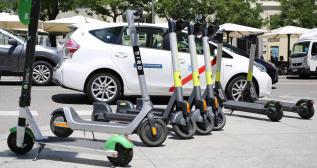 Coches y patinetes en una calle de Madrid / CÉZARO DE LUCA / EUROPA PRESS