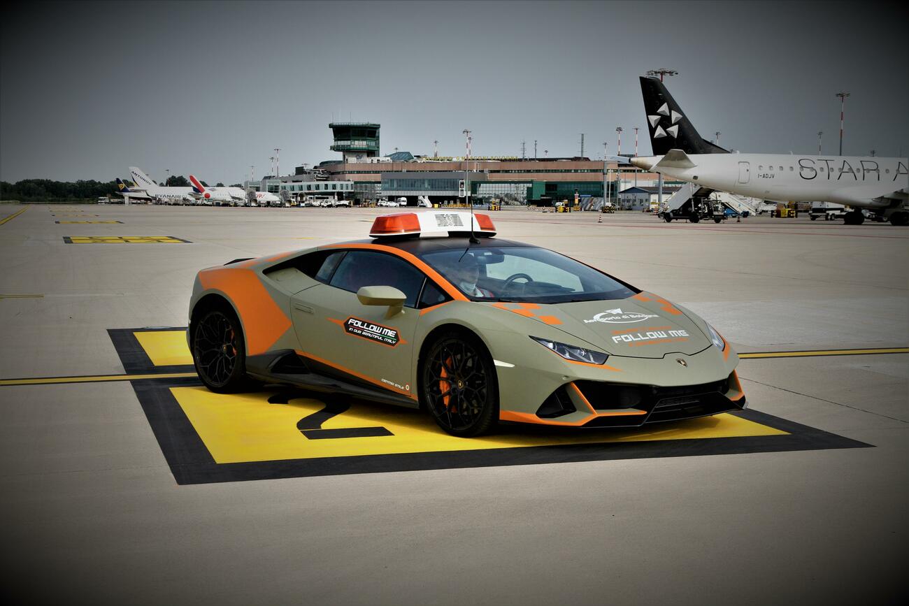 Un Lamborghini Huracán Evo como guía de aeropuerto / LAMBORGHINI