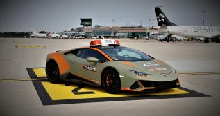 Un Lamborghini Huracán Evo como guía de aeropuerto / LAMBORGHINI Un Lamborghini Huracán Evo como guía de aeropuerto / LAMBORGHINI