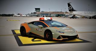 Un Lamborghini Huracán Evo como guía de aeropuerto / LAMBORGHINI