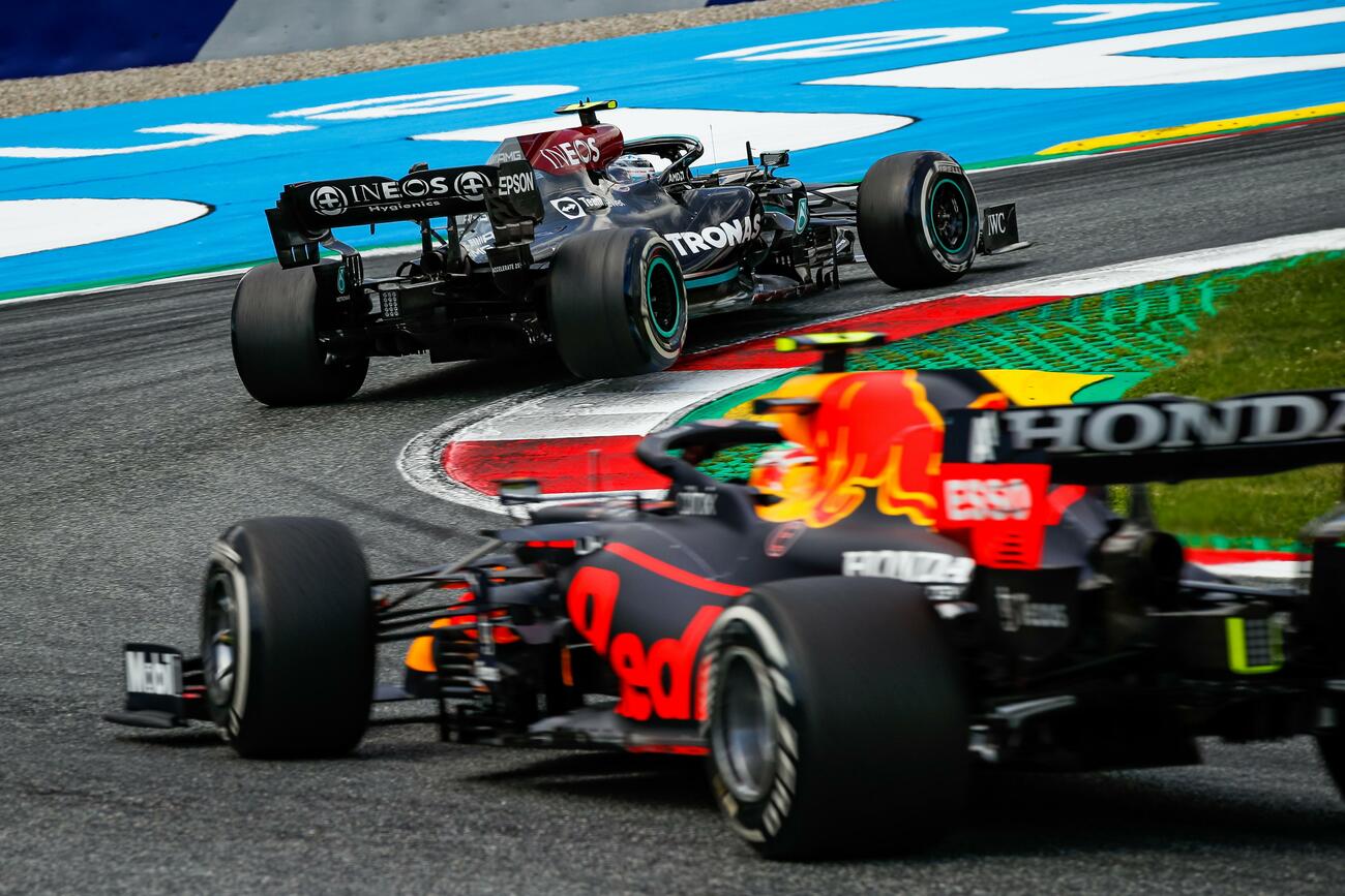 Sergio Pérez persigue a Valteri Bottas en el GP de Estiria Sergio Pérez persigue a Valteri Bottas en el GP de Estiria