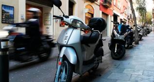 Motos aparcadas en una calle de Barcelona Motos aparcadas en una calle de Barcelona