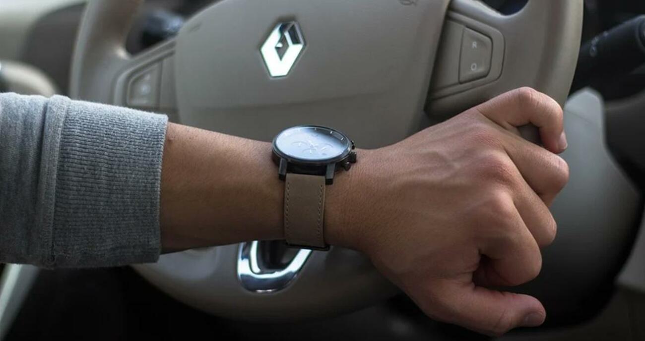 Conductor probando un vehículo de ocasión