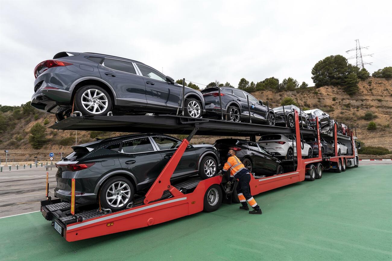 Coches listos para su entrega en un camión Coches listos para su entrega en un camión