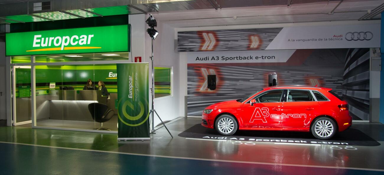 Oficina de alquiler de Europcar junto a modelo de Audi / ARCHIVO Oficina de alquiler de Europcar junto a modelo de Audi / ARCHIVO