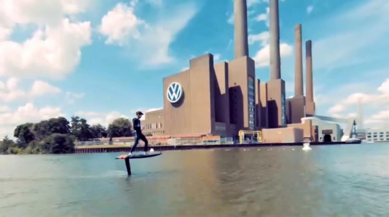 Herbert Diess surfea en el lago de la fábrica de Wolfsburg Herbert Diess surfea en el lago de la fábrica de Wolfsburg