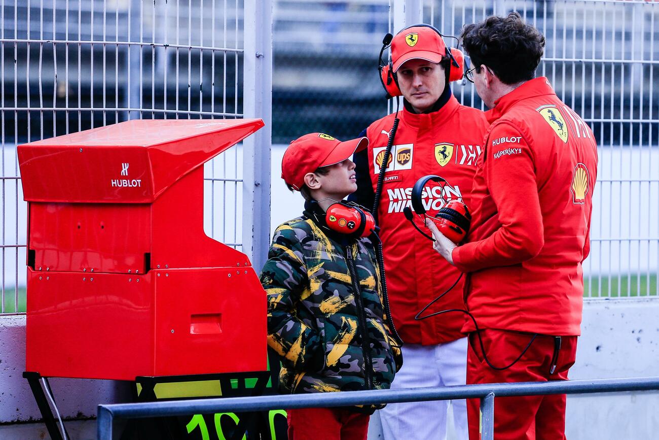 John Elkann, presidente de Stellantis (centro), con su hijo y Mattia Binotto, de Ferrari / XAVIER BONILLA / AFP7 / EUROPA PRESS