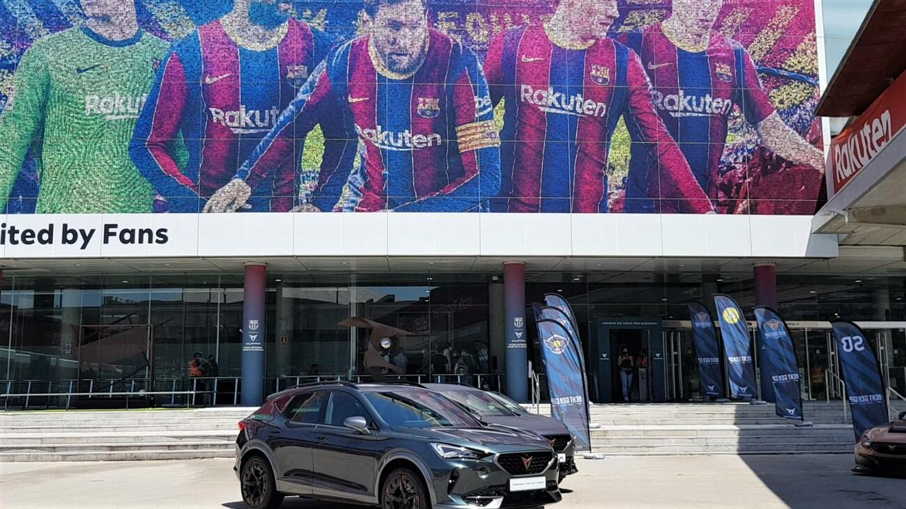 Un panel gigante con Messi junto varios coches de Cupra Un panel gigante con Messi junto varios coches de Cupra
