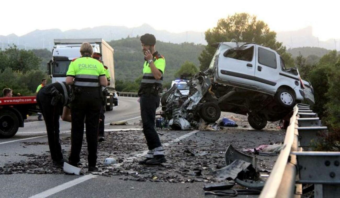 Accidente de tráfico con una furgoneta / MOSSOS